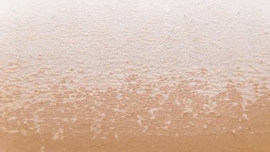 Çatlak deri dokusu. Eski bej deri. Döşeme, deri mobilyaların yüzeyini aşındırmış..