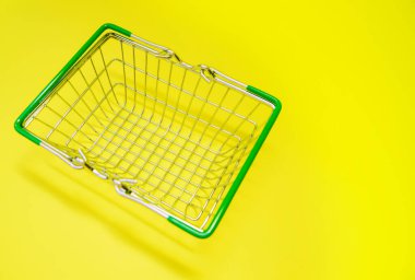 Küçük market metal süpermarket alışveriş sepeti. Perakende alımları İnternet 'ten yapılıyor. Evinize mal teslimatı. Metin için boşluk.
