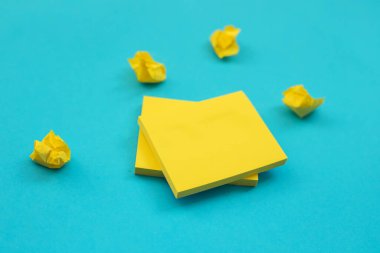 Sarı kare şeklindeki çıkartmalar mavi arka plana yerleştirilir. Notlar ve hatırlatıcılar için notlar. Metin için boş alan.