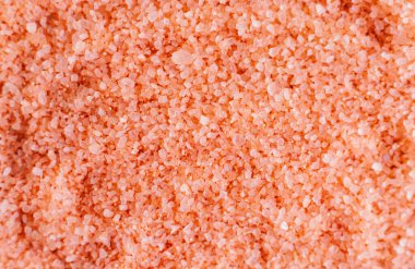 Pembe deniz tuzu yakın plan. Tuz kristallerinin dokusu. Arka plan doğal malzemelerden yapılmıştır. Spa tedavileri için anti-selülit tuz. Vücut bakımı.