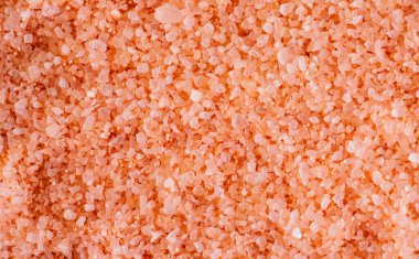Pembe deniz tuzu yakın plan. Tuz kristallerinin dokusu. Arka plan doğal malzemelerden yapılmıştır. Spa tedavileri için anti-selülit tuz. Vücut bakımı.