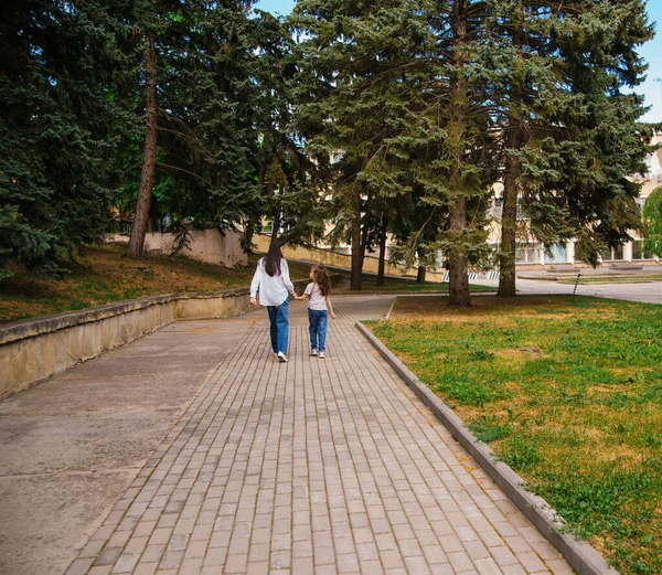 Una Joven Madre Con Pequeña Hija Están Caminando Acera Del — Foto de Stock