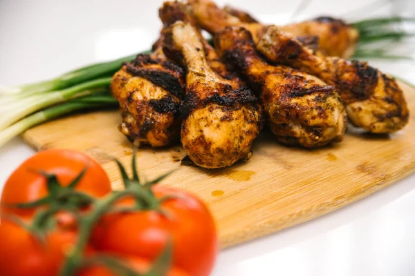 Kaki Ayam Goreng Berbaring Papan Kayu Ayam Shish Kebab Dengan — Stok Foto
