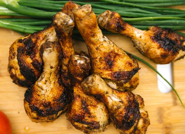 Kaki Ayam Goreng Berbaring Papan Kayu Ayam Shish Kebab Dengan — Stok Foto