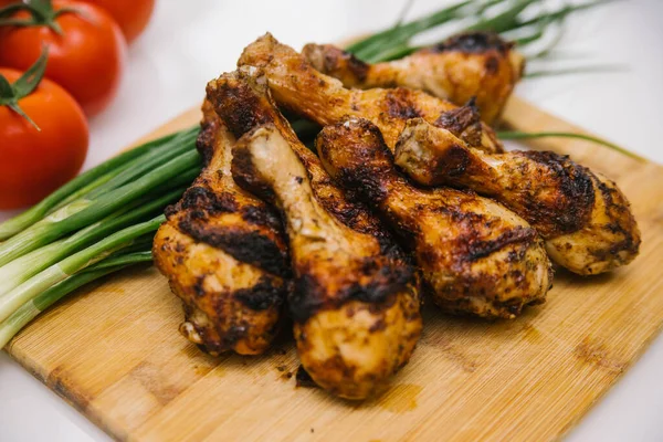 Patas Pollo Frito Encuentran Una Tabla Madera Kebab Pollo Con — Foto de Stock