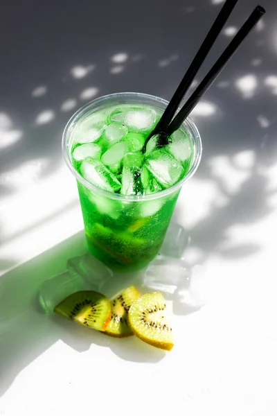 Green Lemonade Ice Kiwi Slices Plastic Cup Stands Table Sun — Stock Photo, Image