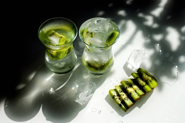 Clear Lemonade Ice Kiwi Slices Two Glasses Stand Table Sun — Stock Photo, Image