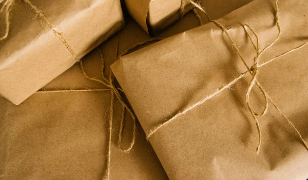 Подарки Посылка Упакованная Крафт Бумагу Коробки Разных Размеров Завязанные Бечевкой — стоковое фото