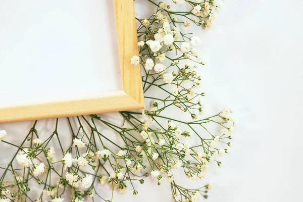 Eine Romantische Komposition Aus Blumen Weiße Zigeunerblumen Fotorahmen Auf Weißem — Stockfoto
