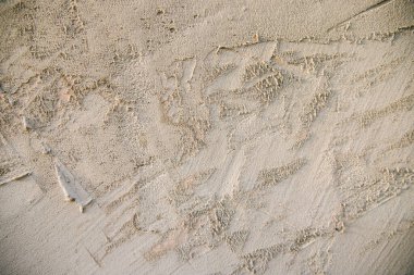 Gri beton bir duvarın dokusu. Duvardaki kaba çimento lekeleri. Düz olmayan bir yüzey..