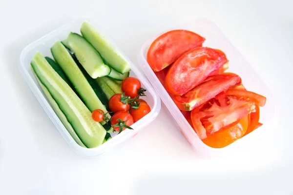 Verduras Rodajas Recipientes Plástico Sobre Fondo Blanco Los Pepinos Tomates — Foto de Stock