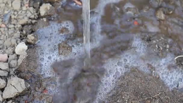 Sauberes Trinkwasser Wird Auf Den Boden Gegossen Das Konzept Des — Stockvideo