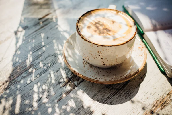 Капучино Чудовій Керамічній Чашці Лежить Столі Кафе Ранкове Світло Падає — стокове фото