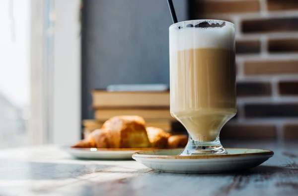 Latte Dalam Gelas Tinggi Terhadap Latar Belakang Tumpukan Buku Minuman — Stok Foto