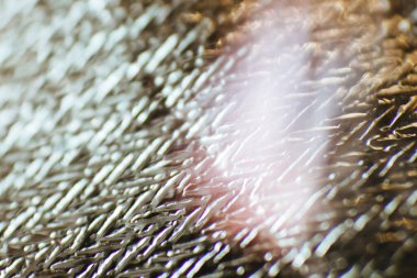 Materyalden yapılmış güzel soyut bir arka plan. Alüminyum folyonun dokusu. Yumuşak odaklanma. Makro fotoğrafçılık. Arkaplan bulanıklığı.