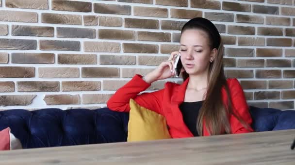 Una Giovane Donna Seduta Caffè Parla Telefono Cellulare Ragazza Vestita — Video Stock