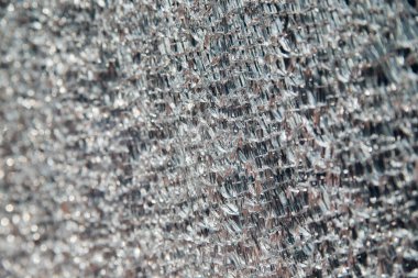 Arka plan kırık cam parçalarından oluşur. Güneş ışınlarının yüzeyden yansıması. Kırık bir aynanın dokusu. Alışılmadık bir kalıp.