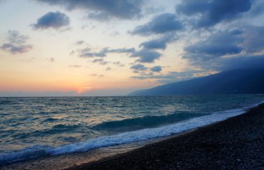 Denizin üzerinde gün batımı