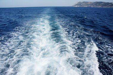 Teknenin su üzerinde ayak izi