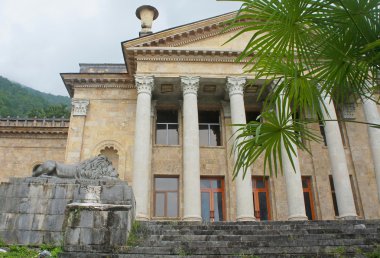 Gagra terk edilmiş tiyatroda