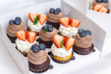 Beyaz bir kutuda bir dizi kek.