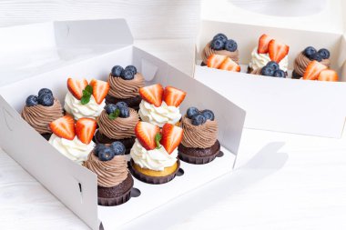 Beyaz bir kutuda bir dizi kek.