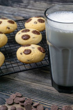 Koyu arkaplanda yuvarlak çikolatalı kurabiyeler.