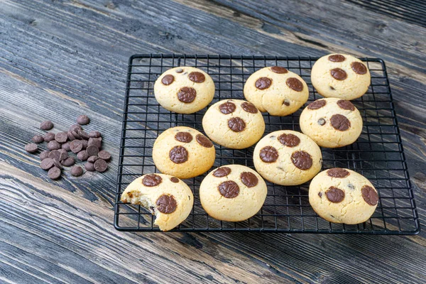 Biscuits Avec Des Morceaux Chocolat Rond Sur Fond Sombre — Photo