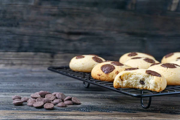 Biscuits Avec Des Morceaux Chocolat Rond Sur Fond Sombre — Photo