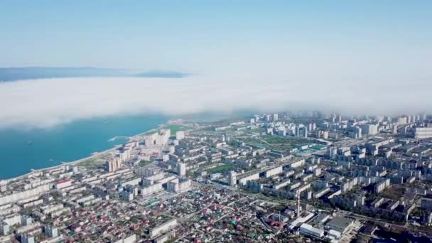新罗西斯克市的全景从高空和雾气中展现出来 — 图库视频影像