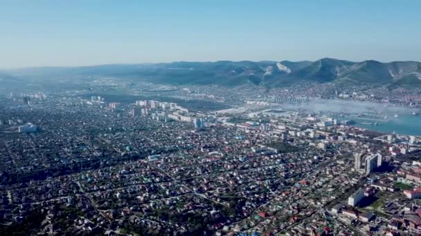 高さと霧からノヴォロシスク市のパノラマ — ストック動画