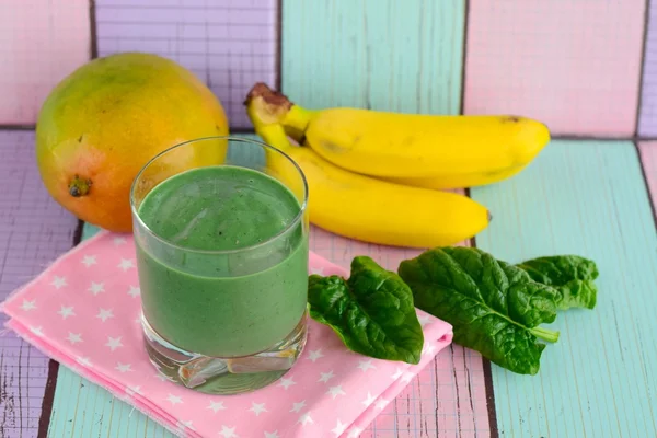 Spirulina mango muz ıspanak smoothie