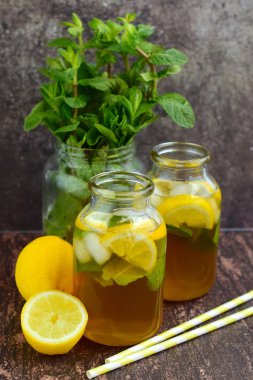 Limonlu ve naneli buzlu çay.