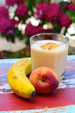 Muz şeftali smoothie