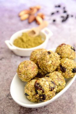 Kenevir protein Brezilya cevizi kuru üzüm enerji topları