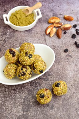 Kenevir protein Brezilya cevizi kuru üzüm enerji topları