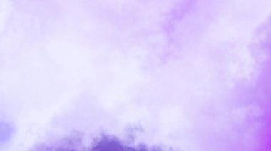 Siyah arka planda mor renkli duman tabakası. Giriş, açılış, sunum, kapak, web tasarımı için ultraviyole renkli kimyasal sis dokusu. Döngü arkaplanı. Yüzen hareket