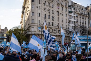 Buenos Aires, Arjantin - 10 / 12 / 2020: Karantinayı ve hükümetin siyasetini protesto eden insanlar
