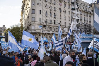 Buenos Aires, Arjantin - 10 / 12 / 2020: Karantinayı ve hükümetin siyasetini protesto eden insanlar