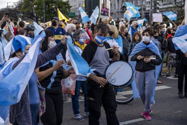 Buenos Aires, Arjantin - 10 / 12 / 2020: Karantinayı ve hükümetin siyasetini protesto eden insanlar