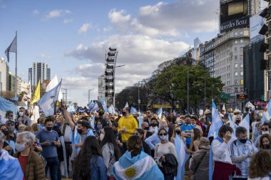 Buenos Aires, Arjantin - 10 / 12 / 2020: Karantinayı ve hükümetin siyasetini protesto eden insanlar