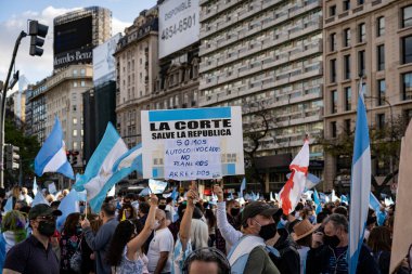 Buenos Aires, Arjantin - 10 / 12 / 2020: Karantinayı ve hükümetin siyasetini protesto eden insanlar