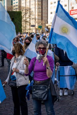 Buenos Aires, Arjantin - 10 / 12 / 2020: Karantinayı ve hükümetin siyasetini protesto eden insanlar