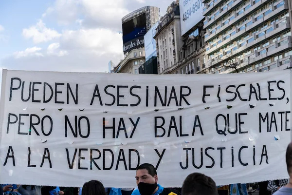Buenos Aires, Arjantin - 10 / 12 / 2020: Karantinayı ve hükümetin siyasetini protesto eden insanlar
