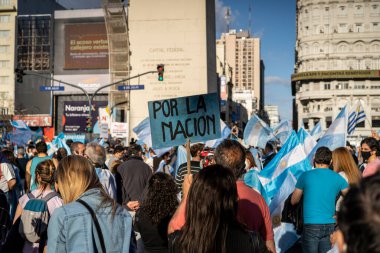 Buenos Aires, Arjantin - 10 / 12 / 2020: Karantinayı ve hükümetin siyasetini protesto eden insanlar