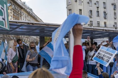 Buenos Aires, Arjantin - 10 / 12 / 2020: Karantinayı ve hükümetin siyasetini protesto eden insanlar