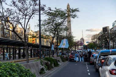 Buenos Aires, Arjantin - 10 / 12 / 2020: Karantinayı ve hükümetin siyasetini protesto eden insanlar