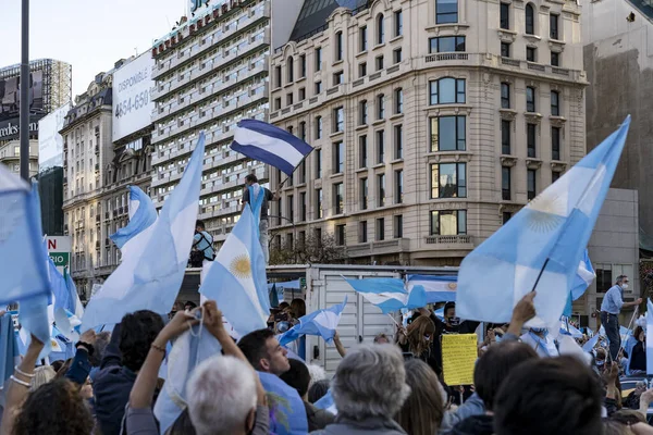 Buenos Aires, Arjantin - 10 / 12 / 2020: Karantinayı ve hükümetin siyasetini protesto eden insanlar
