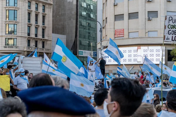 Buenos Aires, Arjantin - 10 / 12 / 2020: Karantinayı ve hükümetin siyasetini protesto eden insanlar