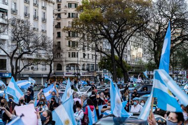 Buenos Aires, Arjantin - 10 / 12 / 2020: Karantinayı ve hükümetin siyasetini protesto eden insanlar